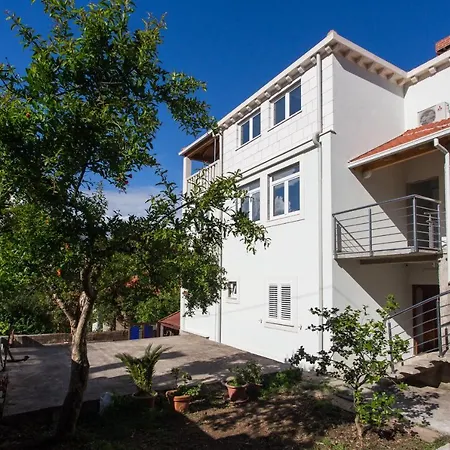 Eleonora Apartment
